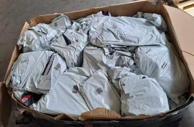 une boîte remplie de sacs de voyage posée par terre