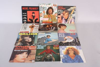beaucoup de magazines posés sur la table