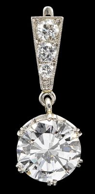 un gros plan d'un pendentif en diamant sur fond noir