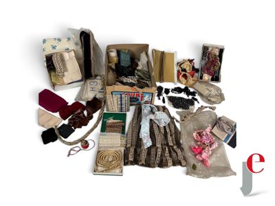 many items that are sitting on a table together