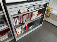 un grand bureau arc en stratifié gris à trois tiroirs (photo 3)