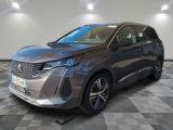 vue de face d'un SUV gris garé sur un sol à damier