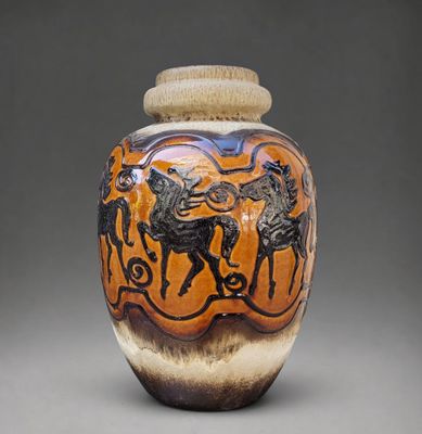 un vase orné d'une peinture sur fond gris