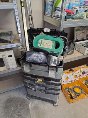 une pile de bagages posée sur une étagère dans une pièce