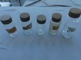 cinq petites bouteilles d'eau posées sur une table