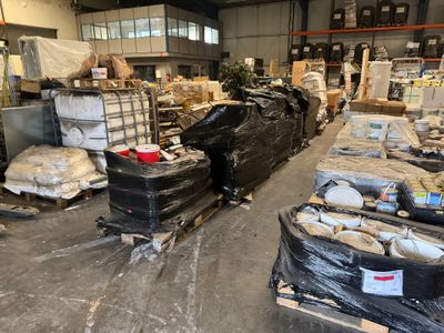un grand entrepôt rempli de nombreuses caisses et de nombreux sacs