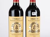 deux bouteilles de vin rouge posées l'une à côté de l'autre sur une table