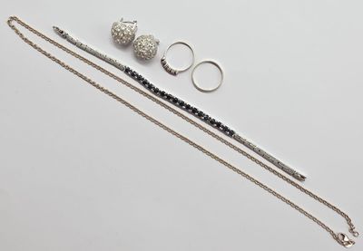 un ensemble de bijoux comprenant un collier, un bracelet et une bague