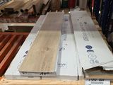 plusieurs pièces de bois sont empilées sur des palettes dans un entrepôt