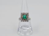 Gros plan sur une bague contenant une pierre verte