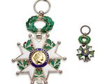 deux médailles et une médaille sur fond blanc