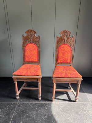 paire de chaises anciennes en bois sculpté, avec des assises rembourrées de couleur rouge
