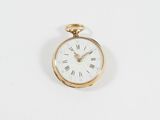 une montre de poche en or avec des chiffres romains sur le cadran