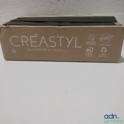 une boîte de Creastyl posée sur une table