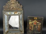 une paire de miroirs anciens et un cadre photo sur fond noir