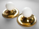 une paire de lampes de table en laiton et en verre blanc sur fond gris
