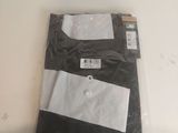 une chemise noire et blanche posée sur une table blanche