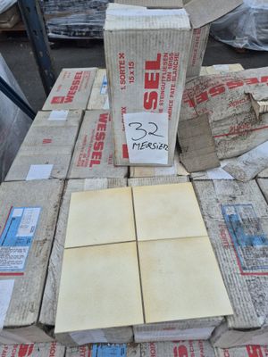 Lot d'environ 60 m2 de faience .