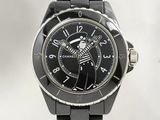 La montre est noire et possède un cadran noir.
