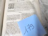 une feuille de papier posée sur un livre ouvert