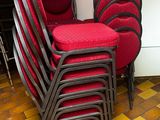 de nombreuses chaises rouges alignées sur le sol