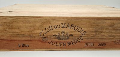 une vieille boîte en bois avec une étiquette posée sur une table