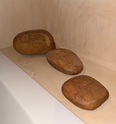 trois pains posés sur une étagère dans une salle de bains