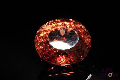 gros plan d'un diamant rouge sur une surface noire