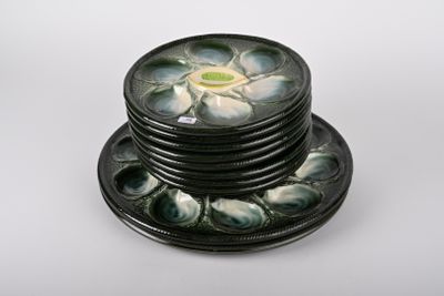une pile d'assiettes ornées d'un motif floral
