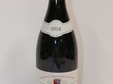 une bouteille de vin posée sur une table