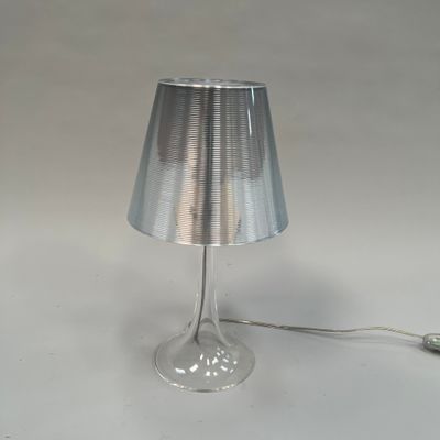 une lampe posée sur une table à côté d'une souris d'ordinateur