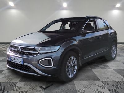 Le nouveau SUV Volkswagen est garé dans une grande pièce au sol carrelé en damier.