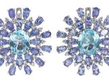 une paire de boucles d'oreilles en saphir bleu et blanc