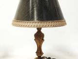 une paire de lampes de table anciennes en laiton avec des abat-jours noirs sur fond blanc