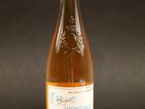 une bouteille de vin posée sur une table