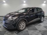 la voiture noire est garée sur un sol en damier dans le garage