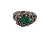 Gros plan sur une bague contenant une pierre verte