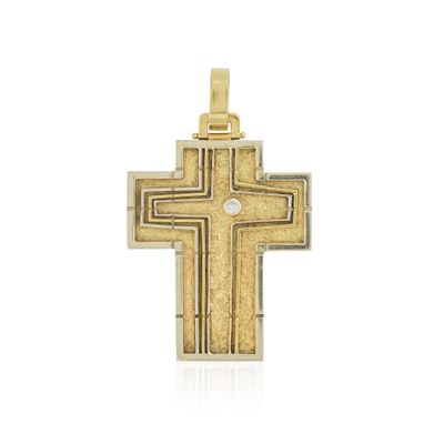 un pendentif en forme de croix en or, orné d'un diamant au centre