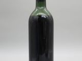 une image représentant une bouteille de vin avec un bouchon rouge