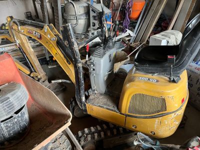 une pelleteuse jaune qui est garée dans un garage