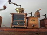 une table en bois sur laquelle sont disposés différents types de moulins à café