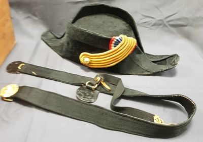 un chapeau noir avec une boucle dorée, un chapeau noir avec une boucle dorée, un chapeau noir avec une boucle dorée et un chapeau noir avec une boucle dorée