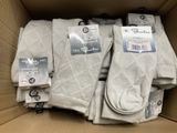 Plusieurs paires de chaussettes se trouvent dans une boîte sur laquelle sont apposées des étiquettes