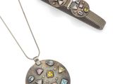 Deux bijoux sont exposés sur une surface blanche