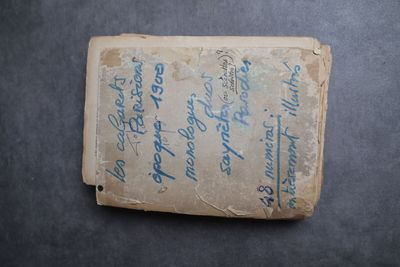un vieux livre écrit posé sur une table