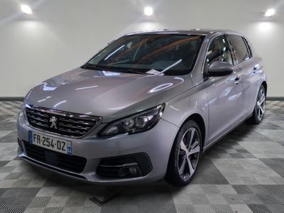la voiture argentée est garée sur un sol en damier dans le garage