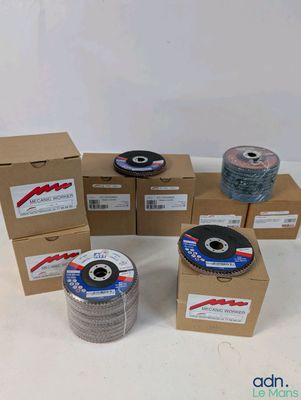 tout un assortiment de disques à meuler de différents types posés sur une table