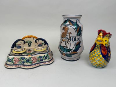 trois vases différents posés les uns à côté des autres sur une table