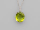 un pendentif en péridot et diamants monté sur une chaîne