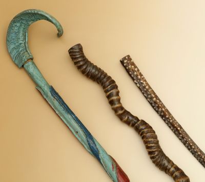 CANNE en bois sculpté et peint Pommeau en corne de bélier pe… - Photo 1